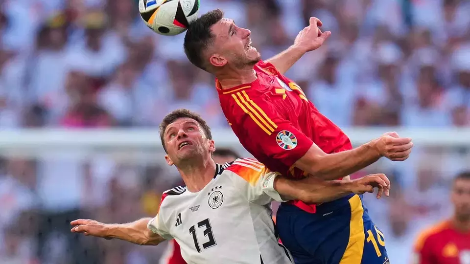 Penyerang tim nasional (timnas) Jerman, Thomas Muller (kiri) berebut bola dengan pemain Spanyol Aymeric Laporte pada pertandingan perempat final Euro 2024 Jerman vs Spanyol, di Stuttgart, Jerman, Jumat, 5 Juli 2024.