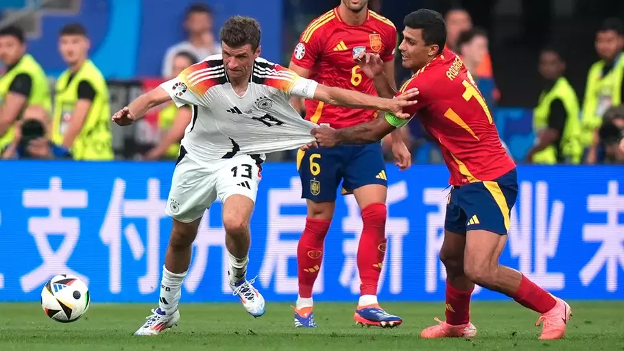 Pemain tim nasional (timnas) Jerman, Thomas Muller (kiri) berebut bola dengan pemain Spanyol, Rodri pada laga perempat final Euro 2024 Jerman vs Spanyol, di Stuttgart, Jerman, Jumat, 5 Juli 2024. - (AP Photo/Matthias Schrader)