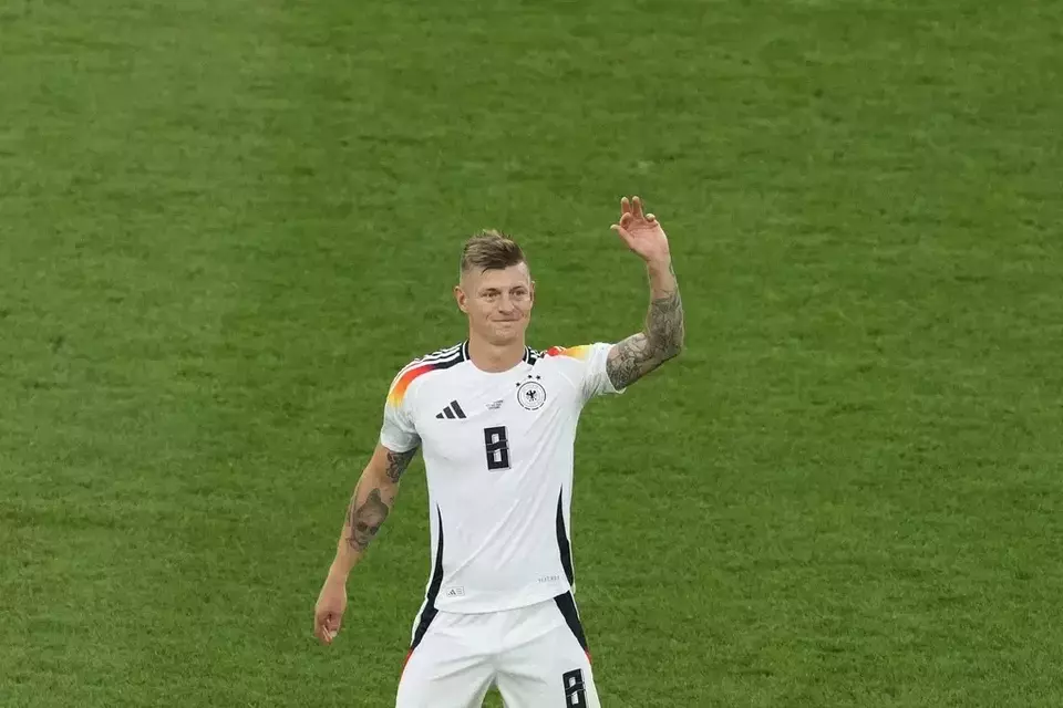 Pemain Jerman Toni Kroos melambaikan tangan pada akhir pertandingan perempat final antara Jerman dan Spanyol di turnamen sepak bola Euro 2024 di Stuttgart, Jerman, Jumat, 5 Juli 2024. Spanyol menang 2-1.