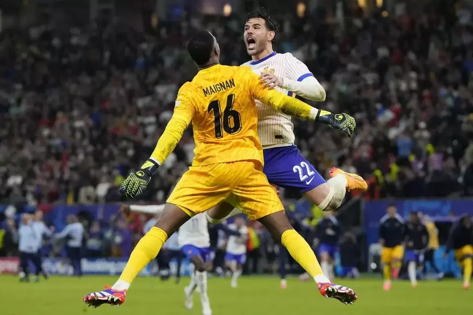 Pemain Prancis Theo Hernandez merayakan gol kemenangan bersama kiper Mike Maignan setelah mengalahkan Portugal dalam pertandingan perempat final Euro 2024 di Hamburg, Jerman, Jumat, 5 Juli 2024. 