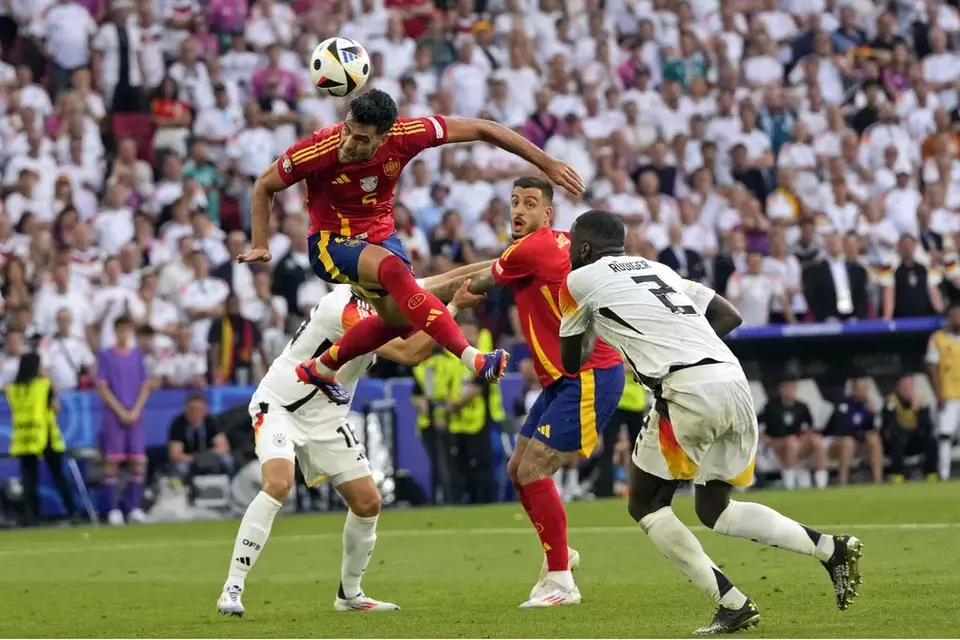 Pemain Spanyol Mikel Merino (depan) mencetak gol kedua sekaligus menjadi penentu kemenangan atas Jerman pada pertandingan babak perempat final Euro 2024  di Stuttgart, Jerman, Jumat, 5 Juli 2024.