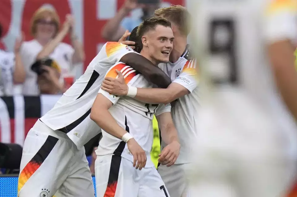 Pemain Jerman meluapkan kegembiraan setelah Florian Wirtz (tengah) menjebol gawang Spanyol pada pertandingan babak perempat final Euro 2024  di Stuttgart, Jerman, Jumat, 5 Juli 2024.