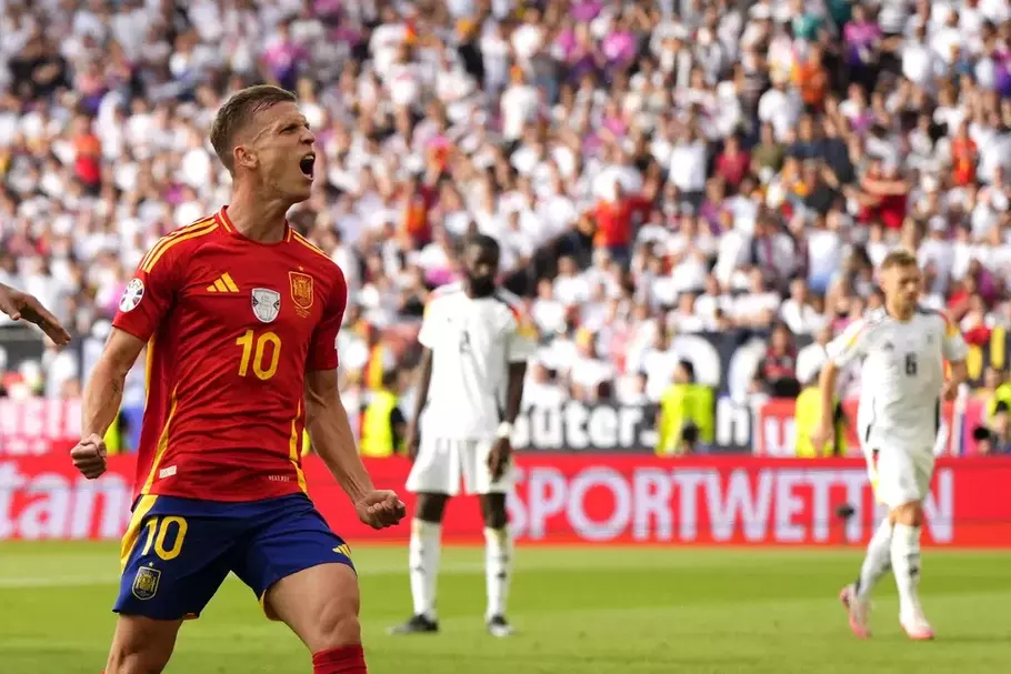 Pemain Spanyol  Dani Olmo (kiri) meluapkan kegembiraan setelah menjebol gawang Jerman pada pertandingan babak perempat final Euro 2024  di Stuttgart, Jerman, Jumat, 5 Juli 2024. - (AP/Manu Fernandez)