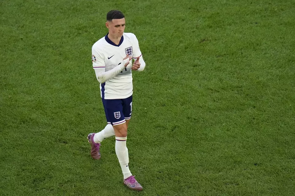 Pemain timnas Inggris Phil Foden meninggalkan lapangan saat pergantian pemain dari  pada pertandingan perempat final melawan Swiss di Euro 2024.
